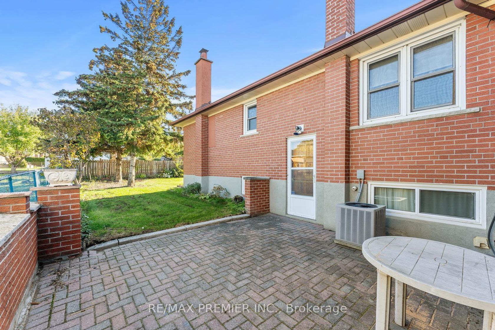 Photo 24 at 75 Monclova Road, CFB, Toronto Photo 24 at 75 Monclova Road, CFB, Toronto