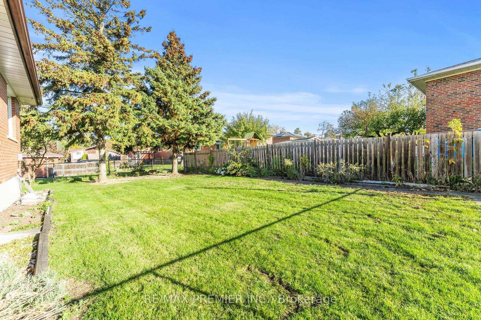 Photo 26 at 75 Monclova Road, CFB, Toronto Photo 26 at 75 Monclova Road, CFB, Toronto