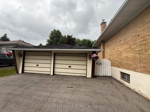 Photo 3 at 126 Cascade Circle, Crosby, Richmond Hill