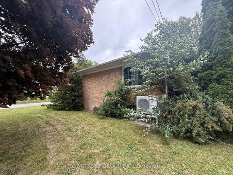 Photo 5 at 126 Cascade Circle, Crosby, Richmond Hill Photo 5 at 126 Cascade Circle, Crosby, Richmond Hill