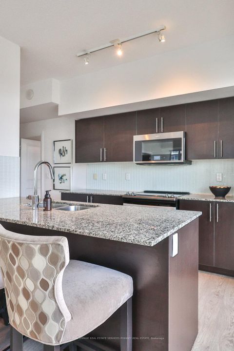 Photo 7 at 1709 - 55 SPEERS Road, QE Queen Elizabeth, Oakville