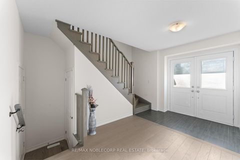 Photo 11 at 75 Holyrood Crescent, Kleinburg, Vaughan