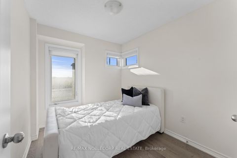 Photo 41 at 75 Holyrood Crescent, Kleinburg, Vaughan