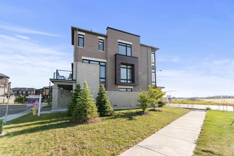 Photo 46 at 75 Holyrood Crescent, Kleinburg, Vaughan