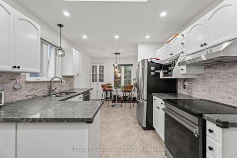 Photo 11 at 299 PINEGROVE Road, WO West, Oakville