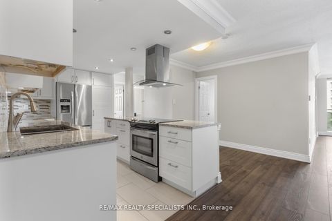 Photo 4 at 803 - 820 Burnhamthorpe Road, Markland Wood, Toronto