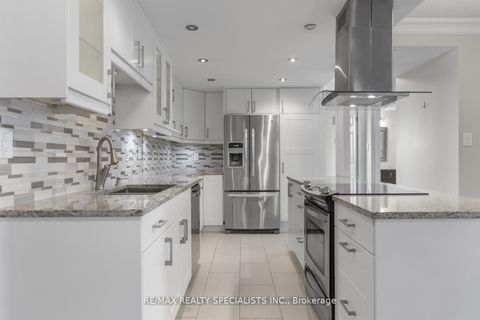 Photo 5 at 803 - 820 Burnhamthorpe Road, Markland Wood, Toronto