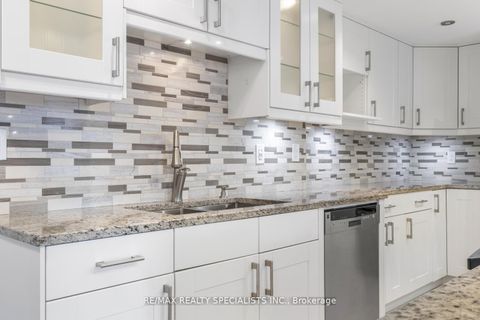 Photo 7 at 803 - 820 Burnhamthorpe Road, Markland Wood, Toronto