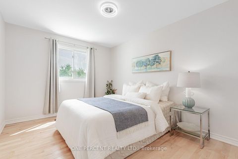 Photo 23 at 37 Lansbury Court, Yorkhill, Vaughan