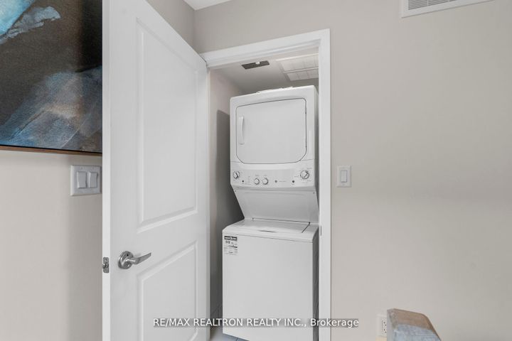 Photo 30 at 401 - 2550 Castlegate Crossing, Duffin Heights, Pickering