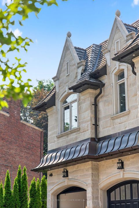 Photo 2 at 29 Junewood Crescent, Windfields, Toronto