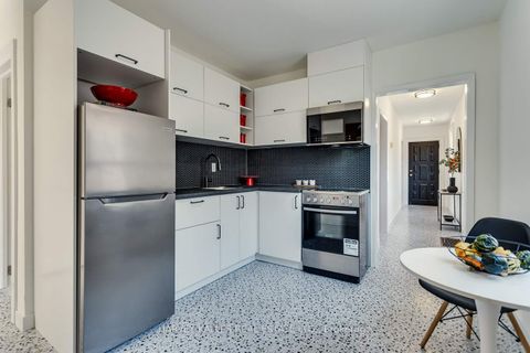 Photo 5 at 7 Mulberry Crescent, Oakwood Village, Toronto