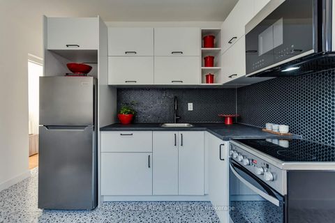 Photo 6 at 7 Mulberry Crescent, Oakwood Village, Toronto