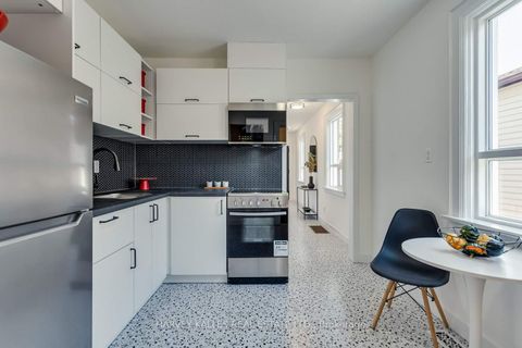 Photo 7 at 7 Mulberry Crescent, Oakwood Village, Toronto