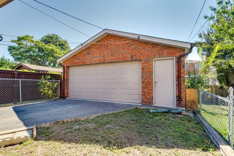 Photo 17 at 7 Mulberry Crescent, Oakwood Village, Toronto