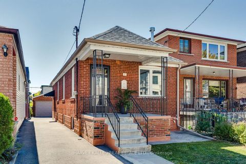 Photo 18 at 7 Mulberry Crescent, Oakwood Village, Toronto