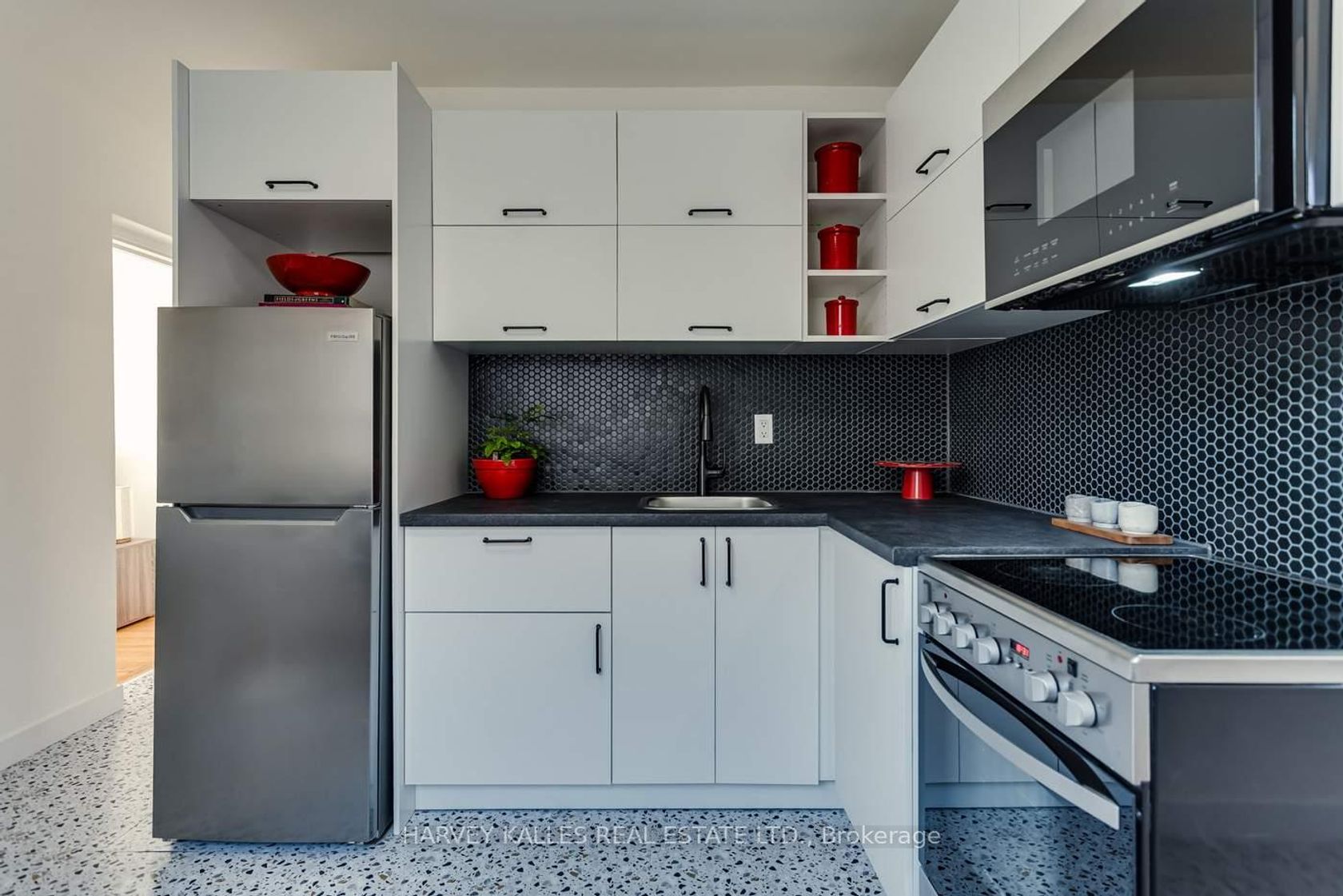 Photo 6 at 7 Mulberry Crescent, Oakwood Village, Toronto Photo 6 at 7 Mulberry Crescent, Oakwood Village, Toronto