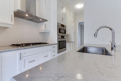 Photo 15 at 7 Adaskin Avenue, Patterson, Vaughan