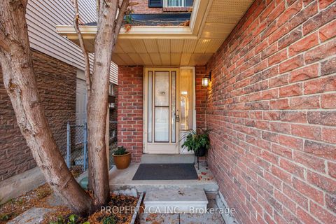 Photo 2 at 109 Lisa Crescent, Yorkhill, Vaughan
