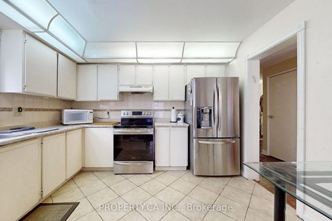 Photo 10 at 109 Lisa Crescent, Yorkhill, Vaughan