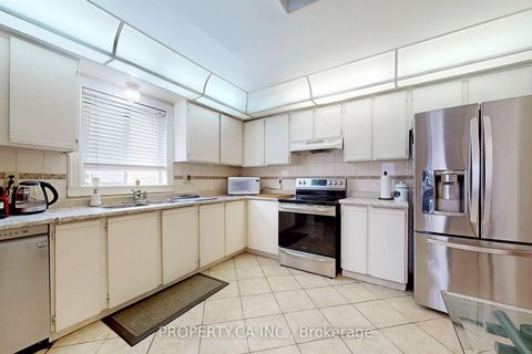 Photo 12 at 109 Lisa Crescent, Yorkhill, Vaughan