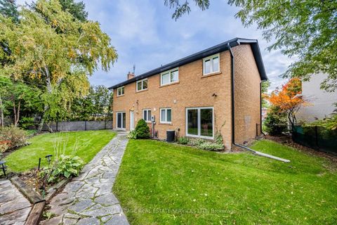 Photo 3 at 5 Harrowby Court, Rosethorn, Toronto