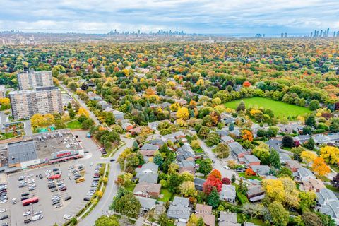 Photo 5 at 5 Harrowby Court, Rosethorn, Toronto