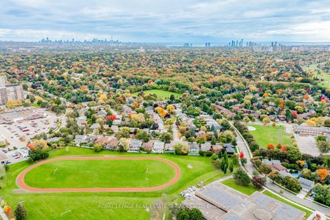 Photo 6 at 5 Harrowby Court, Rosethorn, Toronto