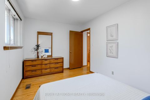 Photo 14 at 22 Rainier Square, L'Amoreaux, Toronto