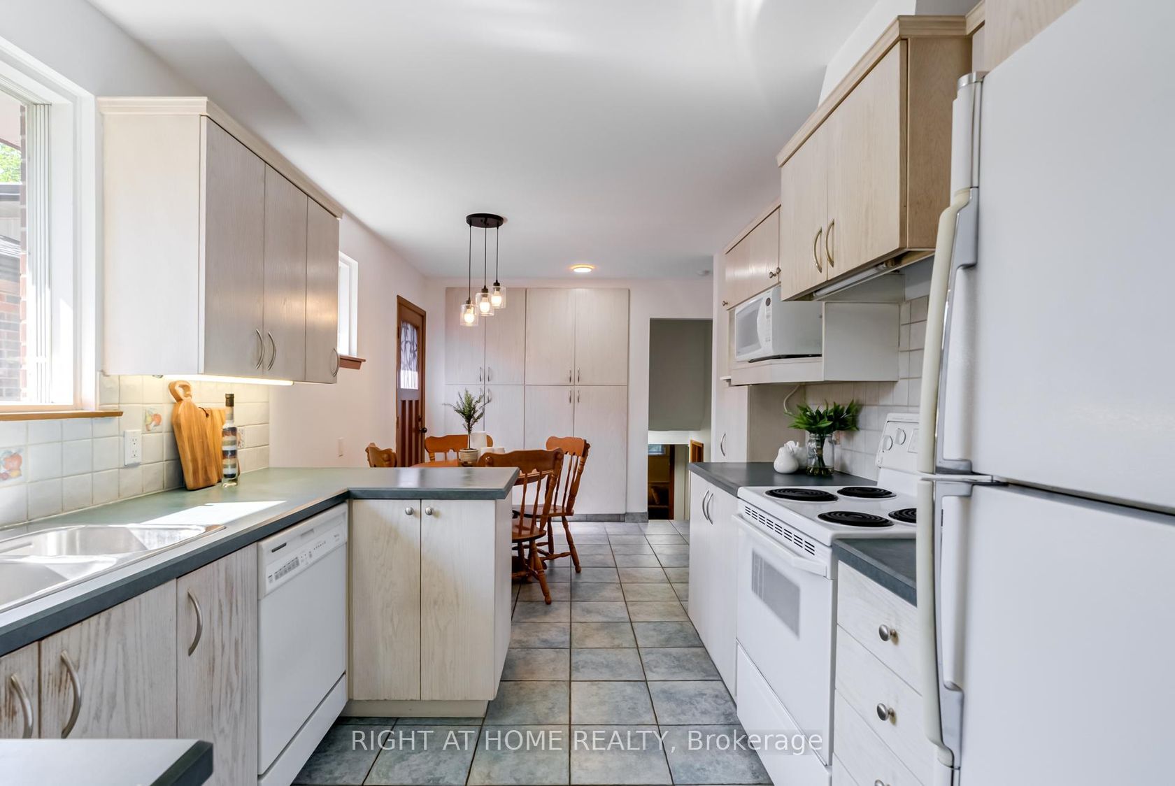 Photo 8 at 22 Rainier Square, L'Amoreaux, Toronto Photo 8 at 22 Rainier Square, L'Amoreaux, Toronto