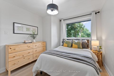 Photo 23 at 18 Lavington Drive, Richview, Toronto