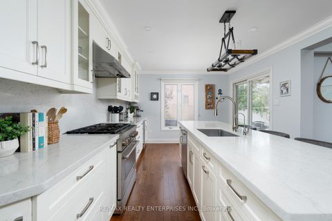 Photo 7 at 1101 Fieldstone Circle, GA Glen Abbey, Oakville