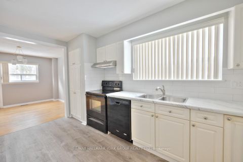 Photo 2 at 28 Bison Drive, Newtonbrook West, Toronto