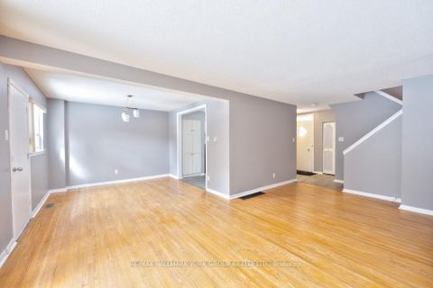 Photo 3 at 28 Bison Drive, Newtonbrook West, Toronto