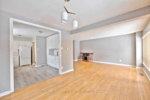 Photo 4 at 28 Bison Drive, Newtonbrook West, Toronto