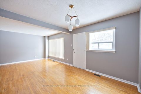 Photo 5 at 28 Bison Drive, Newtonbrook West, Toronto