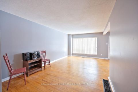 Photo 8 at 28 Bison Drive, Newtonbrook West, Toronto