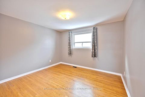 Photo 12 at 28 Bison Drive, Newtonbrook West, Toronto