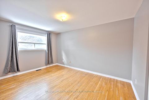 Photo 13 at 28 Bison Drive, Newtonbrook West, Toronto