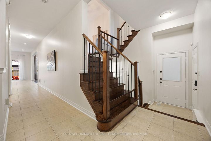 Photo 7 at 27 Barletta Drive, Patterson, Vaughan