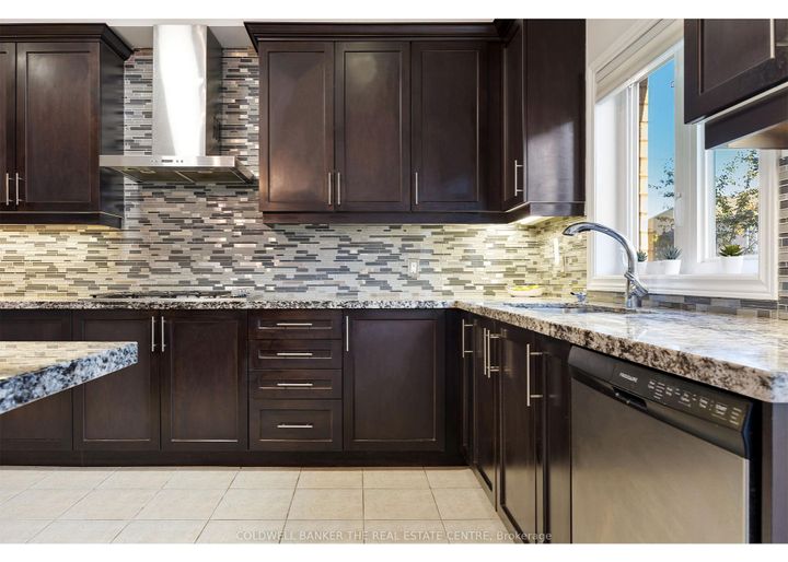 Photo 10 at 27 Barletta Drive, Patterson, Vaughan