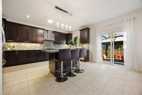 Photo 8 at 27 Barletta Drive, Patterson, Vaughan