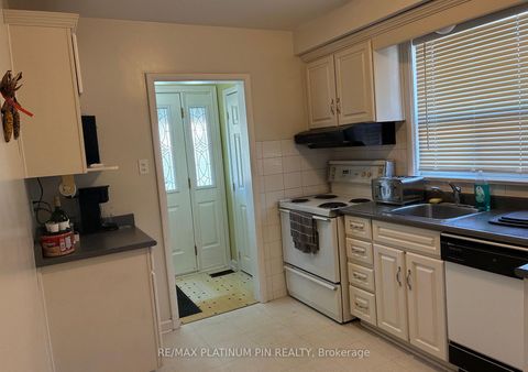 Photo 3 at 31 Ryewood Drive, Jane Heights, Toronto