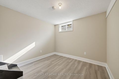 Photo 33 at 11 Newton Street, Wellington, Barrie