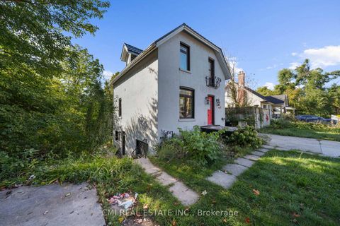 Photo 2 at 43 Perry Street, Queen's Park, Barrie