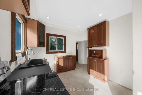 Photo 11 at 43 Perry Street, Queen's Park, Barrie