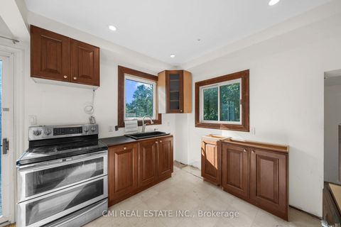 Photo 12 at 43 Perry Street, Queen's Park, Barrie