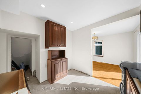 Photo 13 at 43 Perry Street, Queen's Park, Barrie