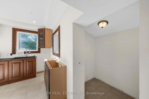 Photo 15 at 43 Perry Street, Queen's Park, Barrie