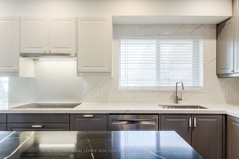 Photo 3 at 27 Poplar Crescent, Aurora Highlands, Aurora